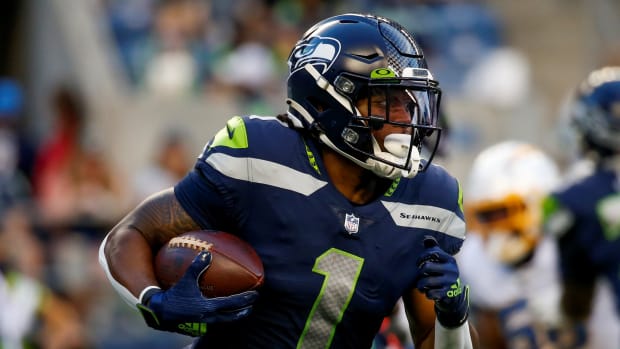 Seattle Seahawks wide receiver D'Wayne Eskridge (1) runs the ball against the Los Angeles Chargers during the first quarter at Lumen Field.